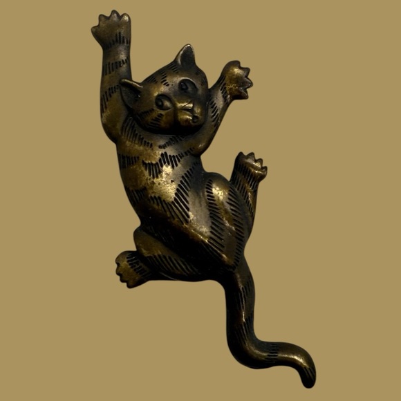 Vintage Bronze Tone Cat Brooch Pin 1988 Signed Crawling Cat Scaredy Cat - Picture 1 of 9